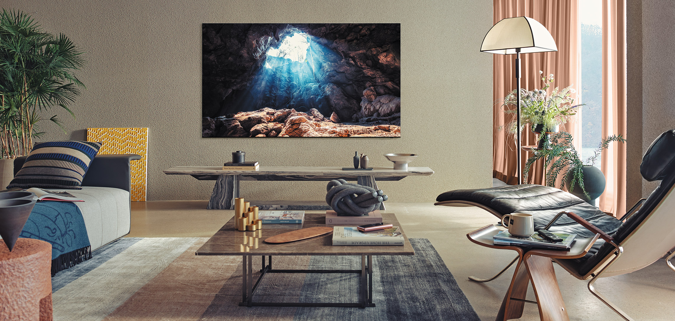 Quantum Mini LED är den nyaste teknologin inom QLED QLED-TV på vägg i vardagsrum