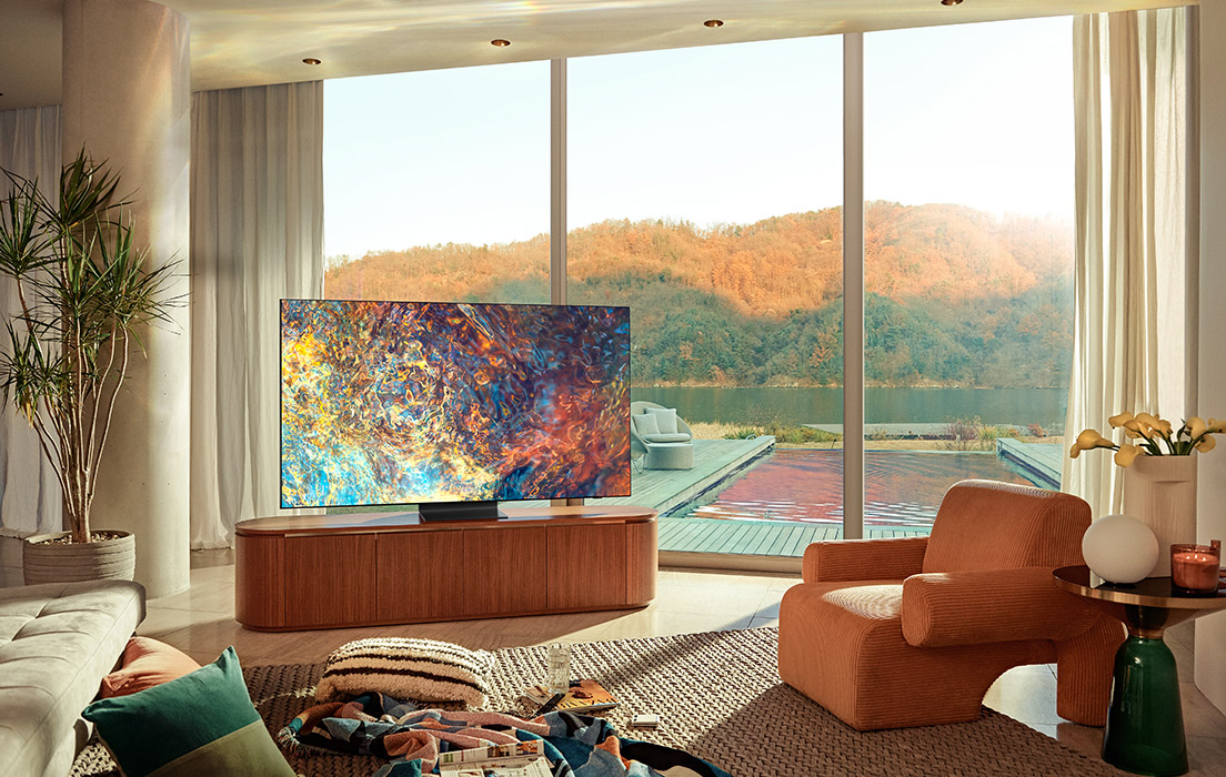 Fantastisk detaljrikedom och djupa färger ger en bildupplevelse utöver det vanliga 4K-tv på bänk framför fönster