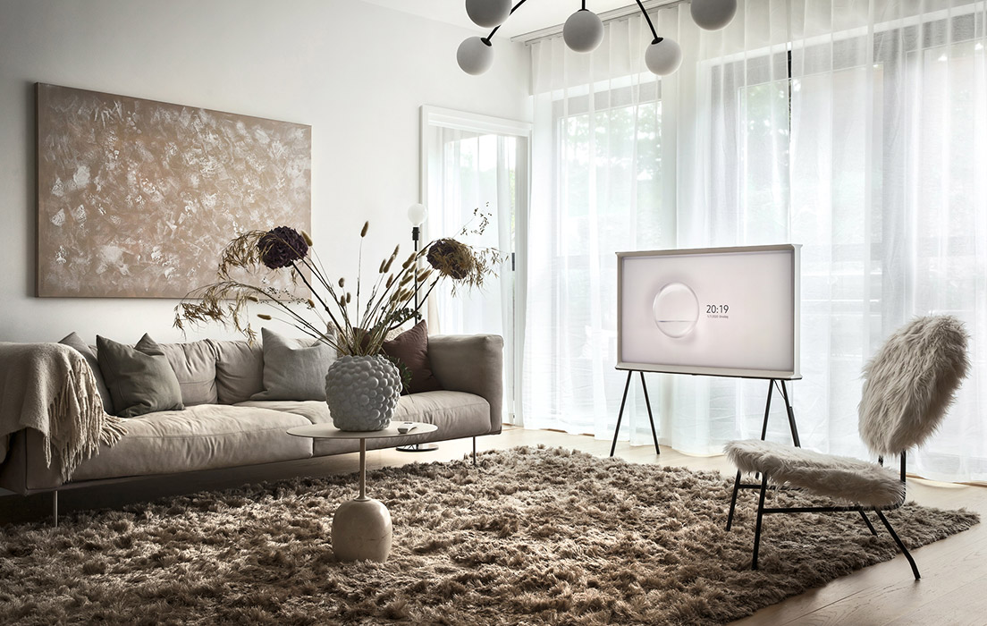 The Serif är designmästerverket som utmanar TV:s traditionella plats i rummet The Serif på ställ i vardagsrum