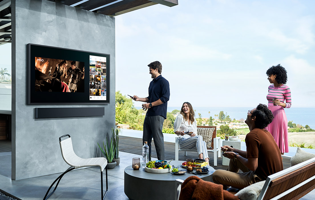 The Terrace är den banbrytande nya TV:n som skapats för utomhusbruk The Terrace på vägg utomhus