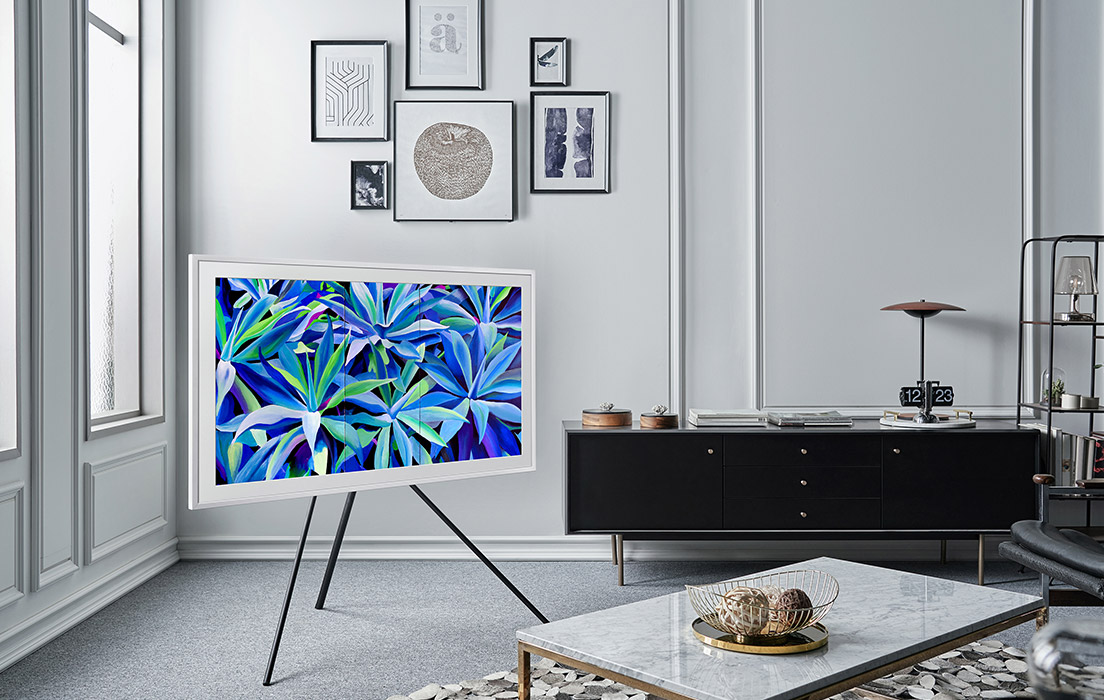 The Frame är TV:n som du kan anpassa efter din personliga stil The Frame på ställ i vardagsrum