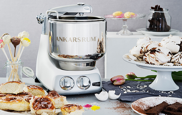 Om Ankarsrum Ankarums köksassistent på ett bord med bakelser runt omkring