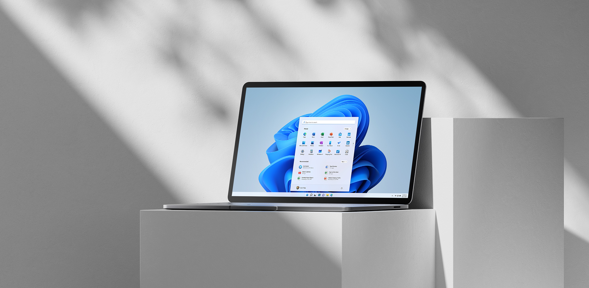 Windows 11 - framtidens OS Windows 11-laptop med hemskärmen öppen