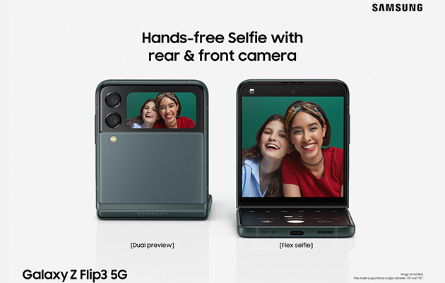 Hejdå selfiestång Två kvinnor tar handsfree-selfie