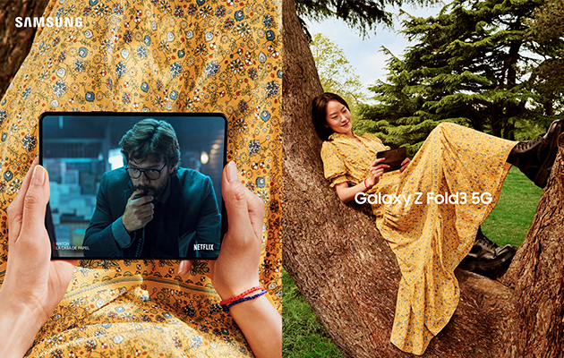 Galaxy Z Fold3 - Öppna till en surfplatta Kvinna ser Netflix på Galaxy Z Fold3 i surfplatteläge