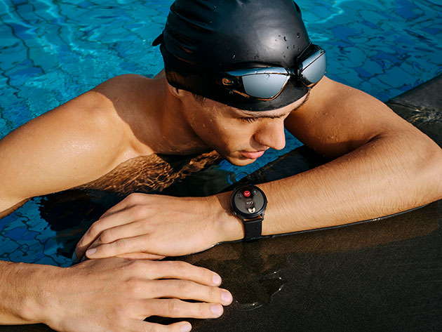 När klockan är borta från din telefon ansluter den till ett mobilnätverk Huawei Watch 3 på en simmares handled som tar emot ett samtal på sin smartwatch