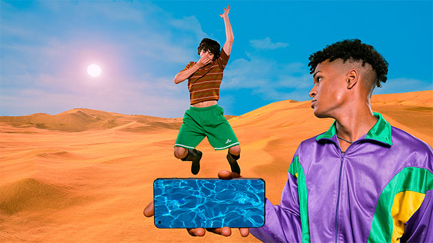 OnePlus Nord 2 och dess Fluid AMOLED-skärm i en persons hand i öknen