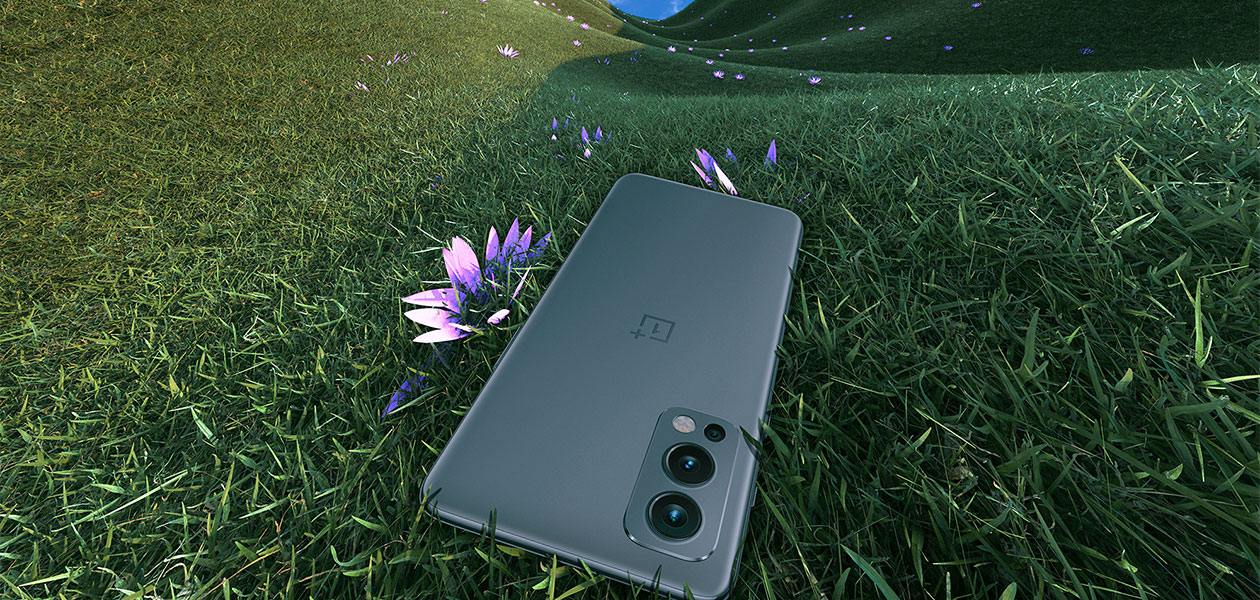 OnePlus Nord 2 är allt du kan tänka dig OnePlus Nord 2 ligger på en äng bland blommor