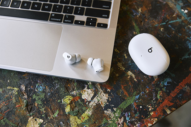 Beats Studio høretelefonerne muliggør nem pardannelse med et enkelt tryk med Apple- og Android-platforme Beats Studio Buds och laddningsfodral vid en MacBook