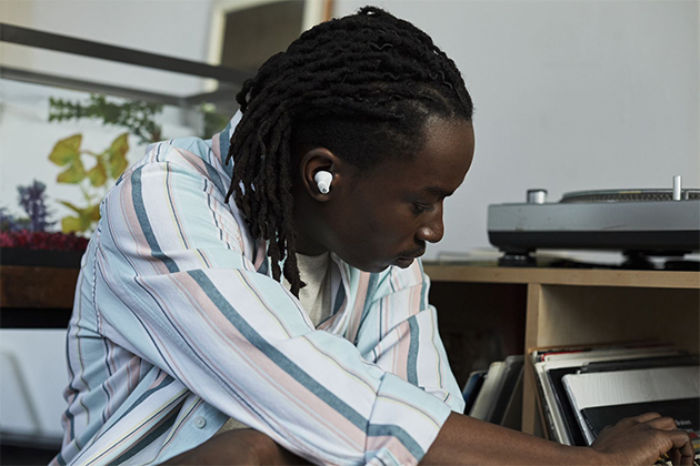 Beats skapades för att fler skulle få höra musiken så som artisten tänkt sig Beats Studio Buds i öronen på en man