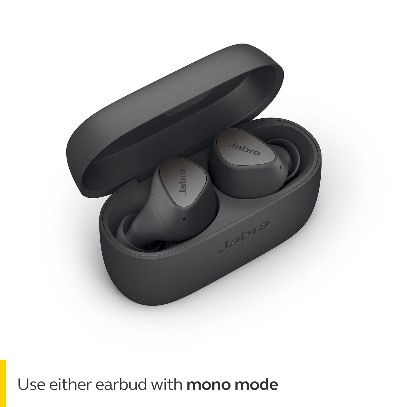 Med mono-läget kan du använda den ena öronsnäckan medan den andra laddar i fodralet Man med Jabra Elite 3 äkta trådlösa öronsnäckor och text om mono-läget