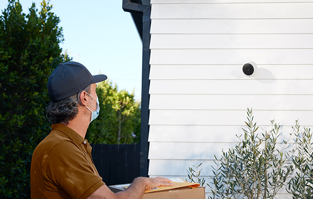 Nest Cam går på batteri och tål väder och vind Nest Cam på vägg
