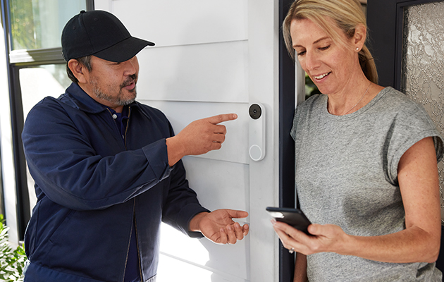 Missar du en händelse kan du gå tillbaks Man och kvinna vid utgångsdörr med Nest Doorbell