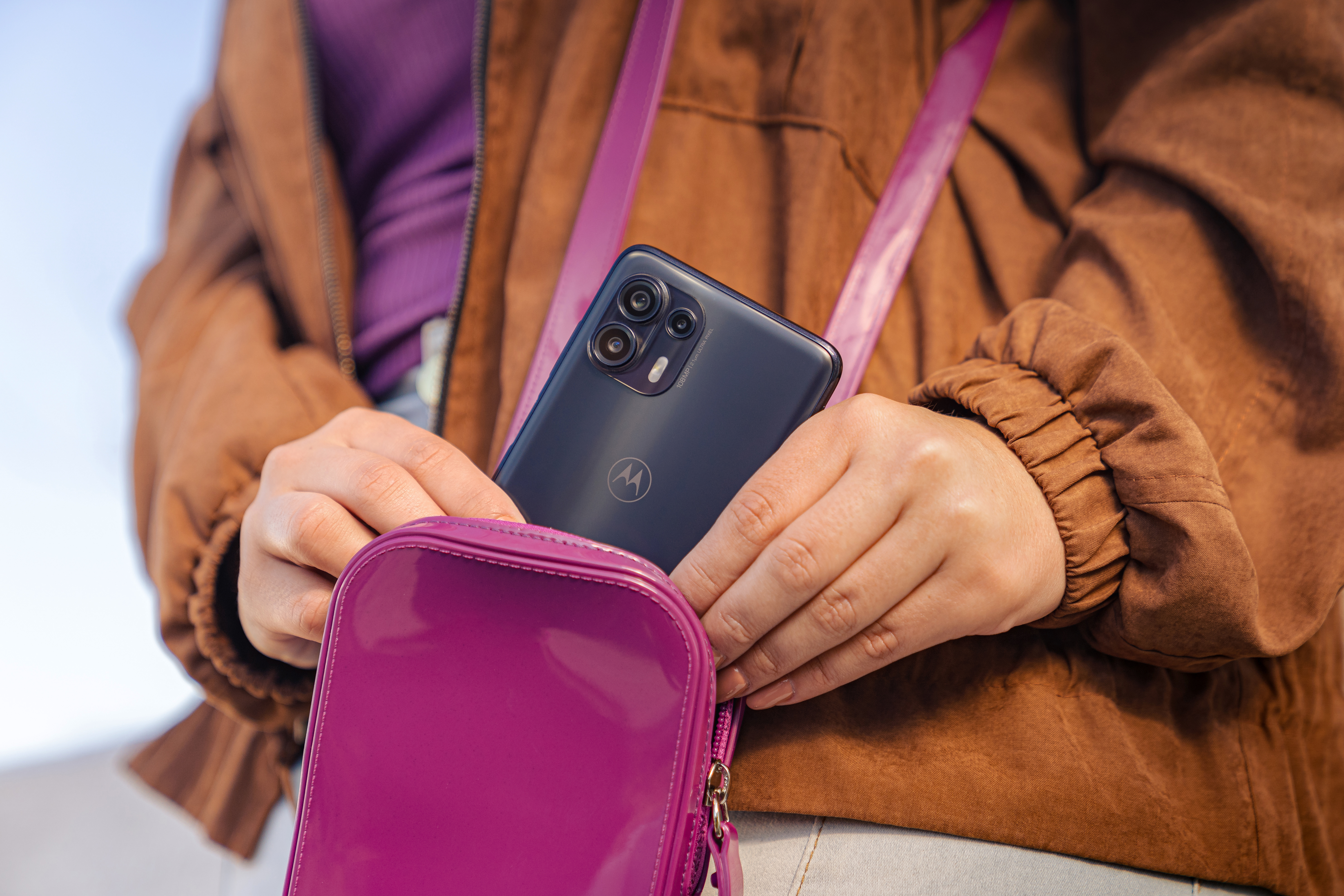 Elegant telefon med supersnabb 5G Motorola Edge 20 i en väska