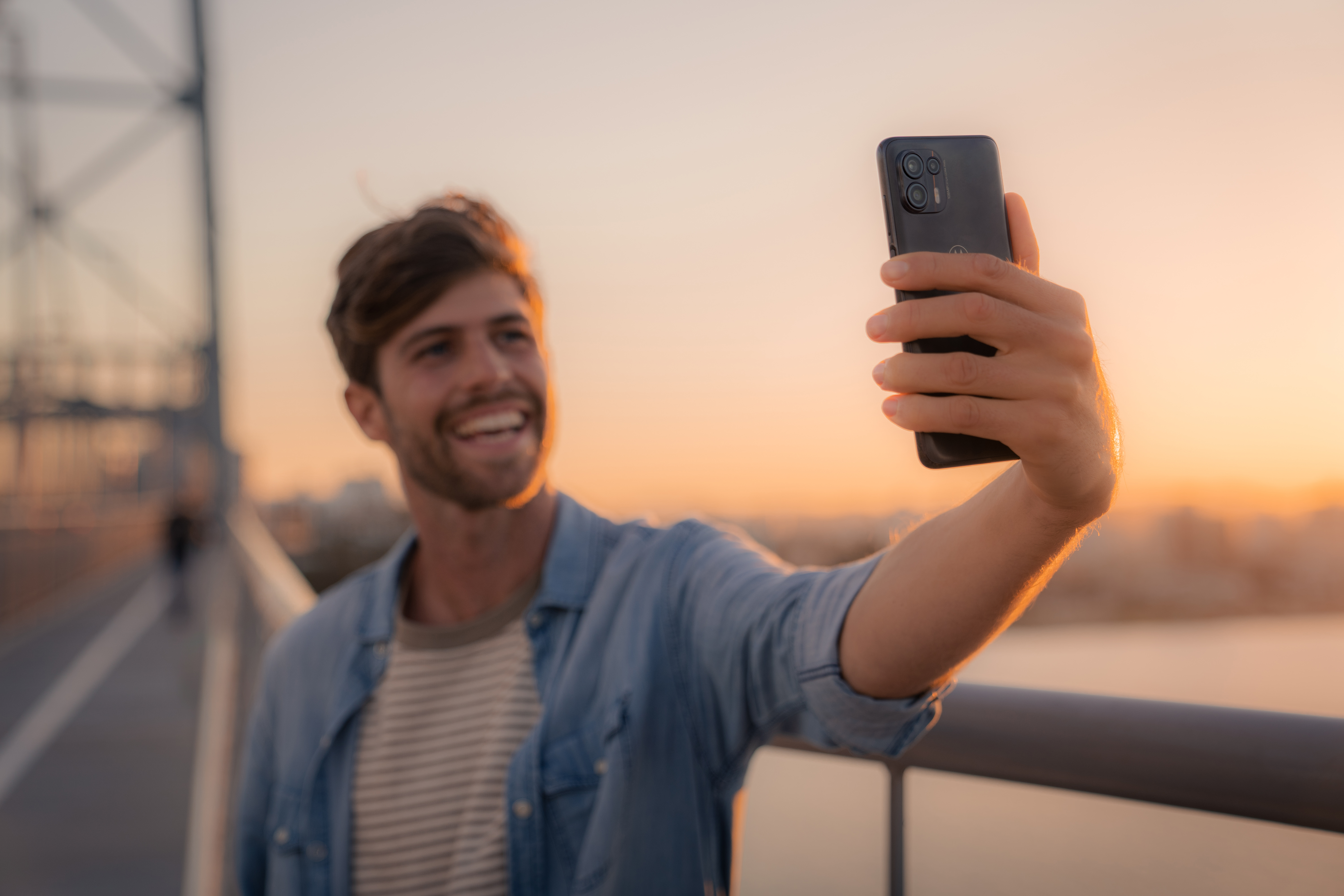 32 MP högupplösta selfies Man tar selfie med Motorola Edge 20