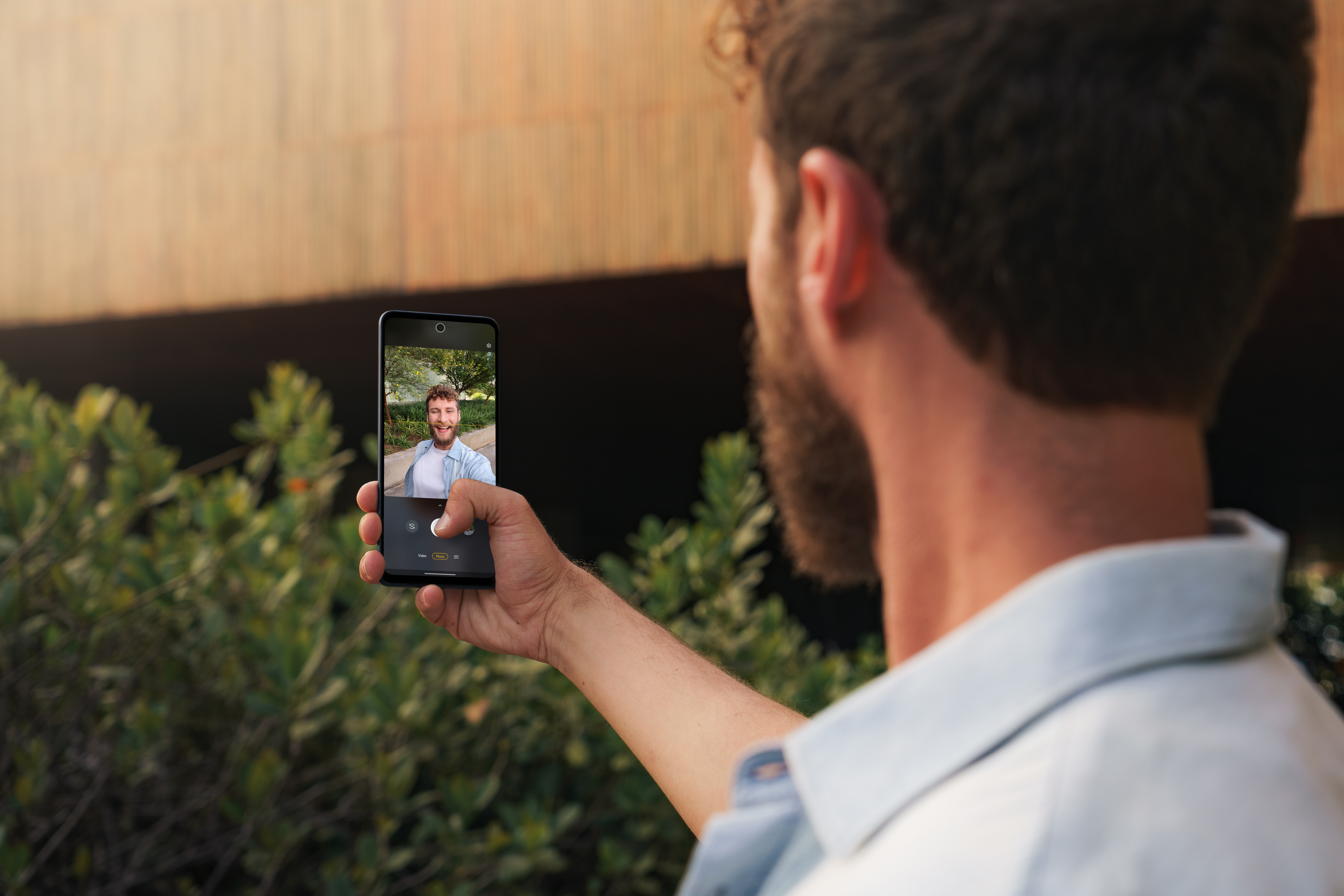 108 MP och upp till 50x Super Zoom Man som fotar med en Motorola Edge 20