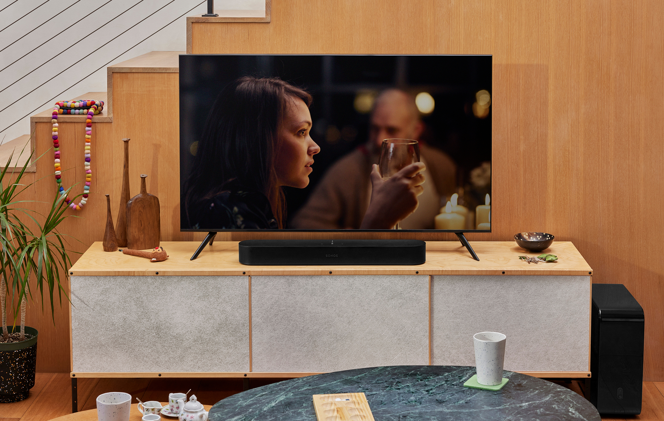 Upplev 3D-ljud med surroundeffekt med Dolby Atmos Sonos Beam (Gen 2) och TV