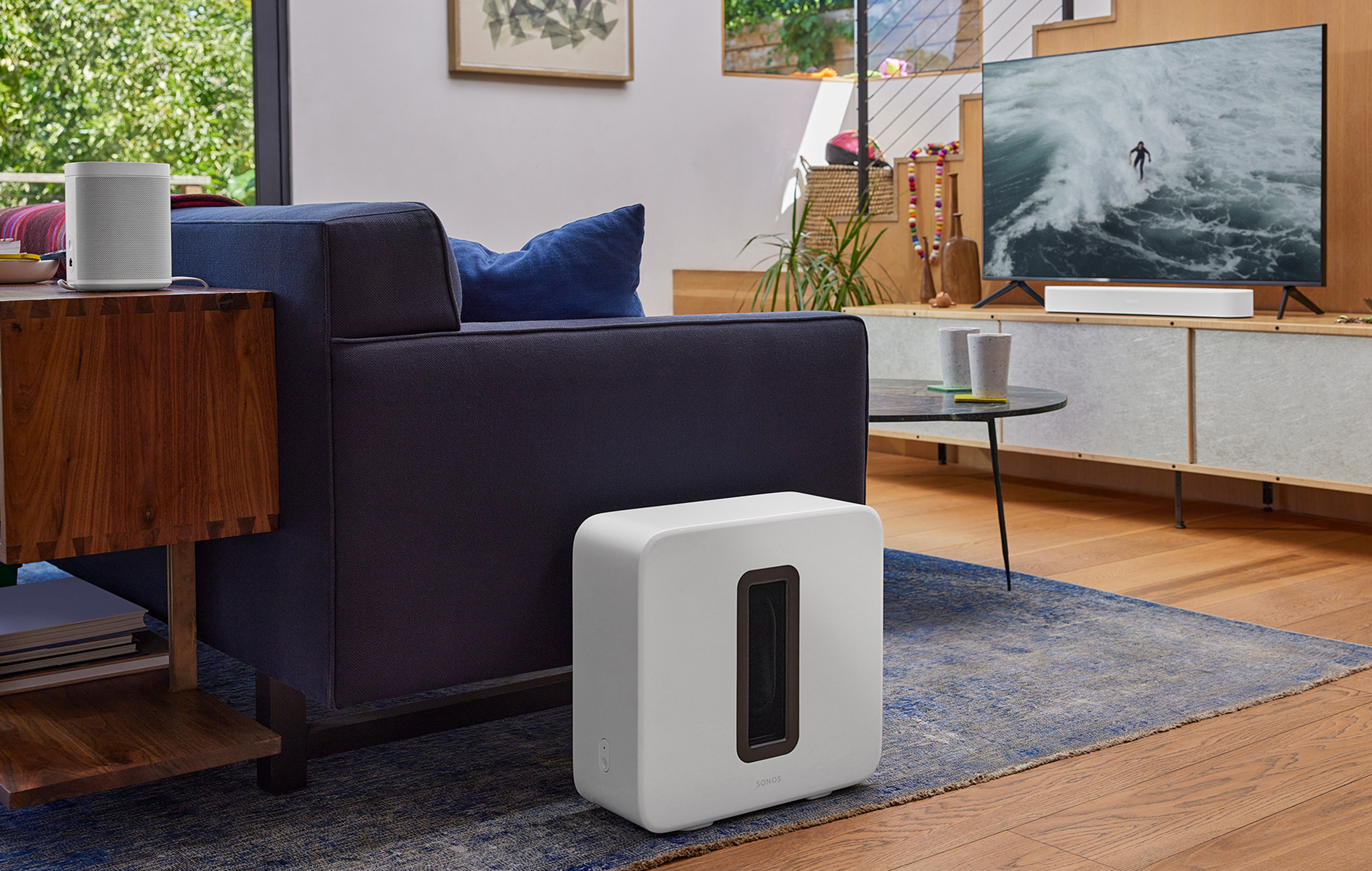 Trueplay-tekniken anpassar ljudet efter rummets unika akustik Sonos Beam (Gen 2) och sub i ett vardagsrum