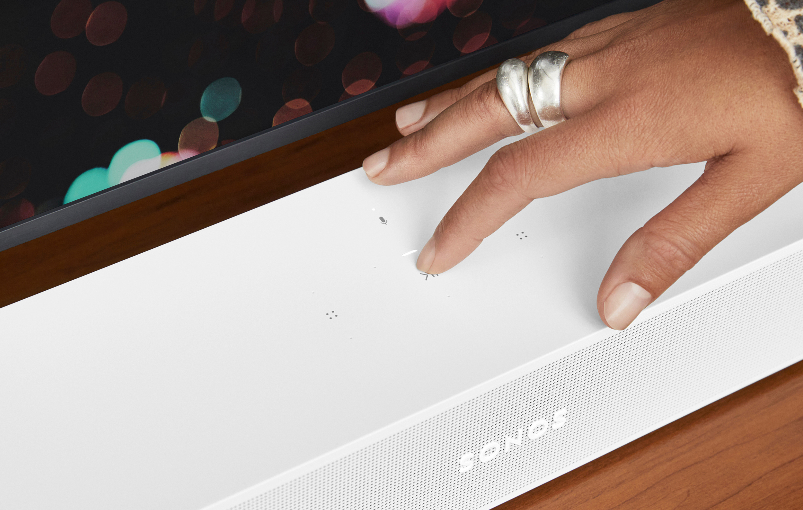 Streama musik, radio, ljudböcker, poddar och mycket mer från dina favorittjänster Hand som trycker på Sonos Beam (Gen 2)