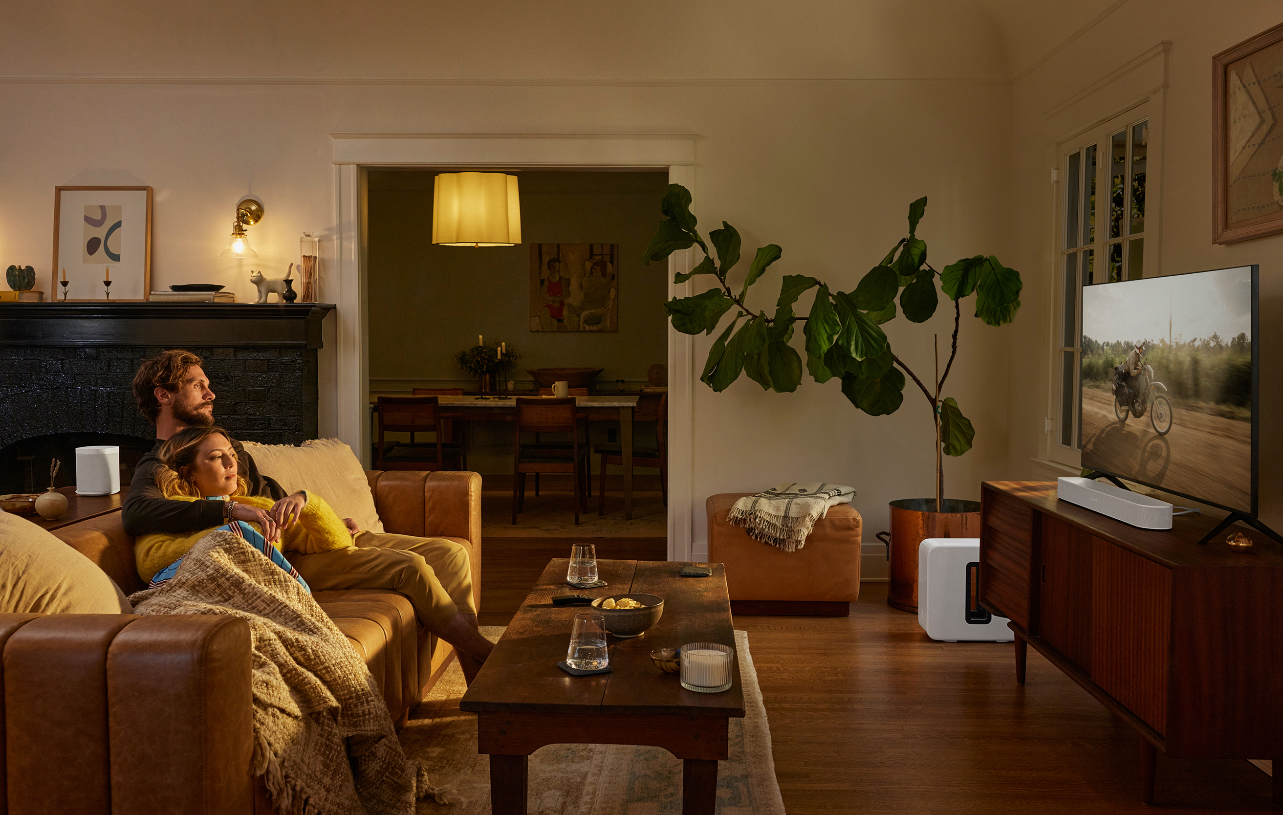 Hög kvalitet även vid låga volymer Sonos Beam (Gen 2) och par som ser på TV