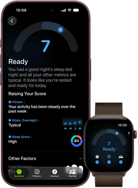 iPhone 18 Pro, i färgen svart, sedd framifrån, visar resultatet för dagsform (7 poäng), parkopplad med en Apple Watch, sedd framifrån, i färgen brun, visar samma dagsformspoäng på 7