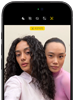 iPhone 18 Pro, i färgen svart, sedd framifrån, två modeller som poserar framför kameran för att visa Center Stage-skärmkameran