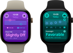Två Apple Watch Series 12-enheter med aluminiumboett i färgen ljust guld, Vitalparametrar under dagen något avvikande, Digital Crown, sportband i färgen sand, aluminiumboett i färgen svart, Positivt för vitalparametrar över natten, Digital Crown, sportband i färgen svart