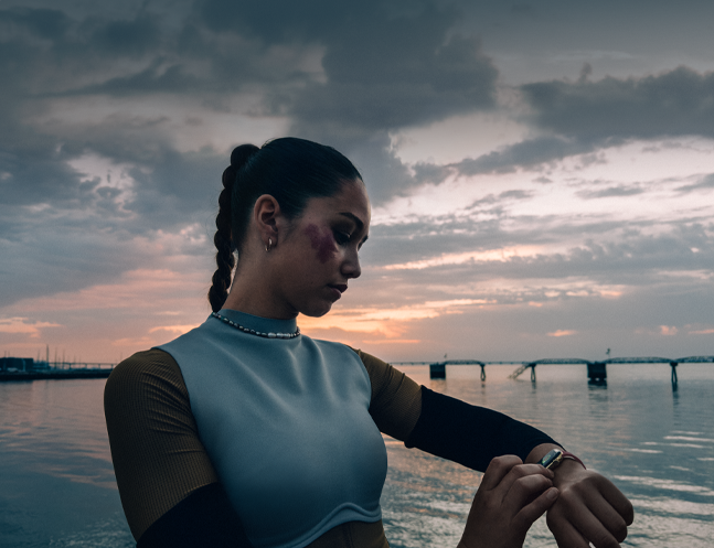 En person som tittar på sin Apple Watch Series 12 utomhus