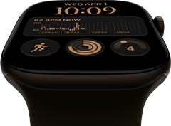 Apple Watch Series 12, aluminiumboett i färgen mörk brons, urtavlan Moduler, komplikationer: dag och datum, Träningar, aktivitetsringar, Apple Music, höger sida, Digital Crown, sportband i färgen oliv