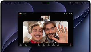 MacBook Pro med PROLED XDR-skärm, silver, skärmen visar ett pågående videosamtal med två personer i en stad med vackert solsken som vinkar till en person hemma