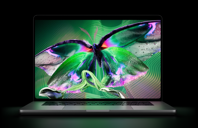 MacBook Pro med PROLED XDR-skärm, öppet lock, silver, skärmen visar en detaljerad bild med hög kontrast och levande färger, skärmen lyser upp tangentbordet