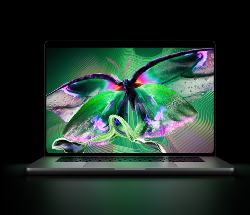 MacBook Pro med PROLED XDR-skärm, öppet lock, silver, skärmen visar en detaljerad bild med hög kontrast och levande färger, skärmen lyser upp tangentbordet