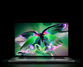 MacBook Pro med PROLED XDR-skärm, öppet lock, silver, skärmen visar en detaljerad bild med hög kontrast och levande färger, skärmen lyser upp tangentbordet