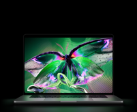 MacBook Pro med PROLED XDR-skärm, öppet lock, silver, skärmen visar en detaljerad bild med hög kontrast och levande färger, skärmen lyser upp tangentbordet