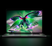 MacBook Pro med PROLED XDR-skärm, öppet lock, silver, skärmen visar en detaljerad bild med hög kontrast och levande färger, skärmen lyser upp tangentbordet
