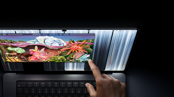 MacBook Pro med PROLED XDR-skärm, rymdsvart, en användare ändrar storlek på ett fönster på skärmen med fingertoppen