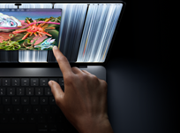 MacBook Pro med PROLED XDR-skärm, rymdsvart, en användare ändrar storlek på ett fönster på skärmen med fingertoppen