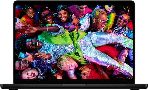 MacBook Pro-skärm med en färgglad bild av en person som publiksurfar på en fest, för att illustrera den färgstarka Liquid Retina XDR-skärmen