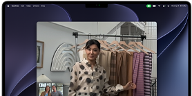 Ett videosamtal på MacBook Pro där en kvinna visar upp tygrutor för två andra som deltar i samtalet, Centrerat ser till att hon är mitt i bild när hon rör sig i rummet