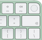Magic Keyboard i grönt, övre högra hörnet, Touch ID, raderingstangenten och funktionstangenterna för volym