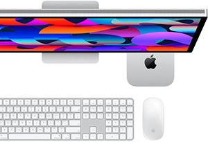 Mac mini under en Studio Display, Magic Keyboard med numerisk del, Magic Mouse