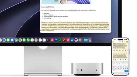 Mac mini sedd framifrån under en Studio Display, en iPhone till höger om enheten och skärmen, markerad text med kommandona klipp ut, kopiera, klistra in och Autofyll visas längst upp på iPhone och matchar den markerade texten på skärmen för att lyfta fram Universella urklipp