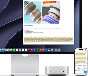 Mac mini sedd framifrån under en Studio Display, en iPhone till höger om enheten och skärmen, markerad text med kommandona klipp ut, kopiera, klistra in och Autofyll visas längst upp på iPhone och matchar den markerade texten på skärmen för att lyfta fram Universella urklipp