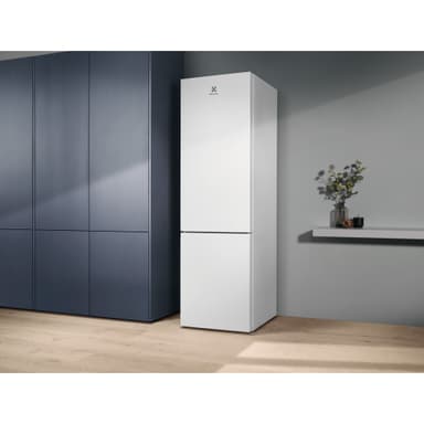 Electrolux kylskåp/frys LNC7ME34W1