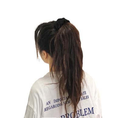 Svart scrunchie med räfflat mönster