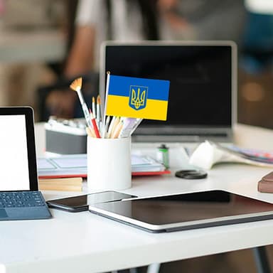 Handhållen ukrainsk flagga med vapen 14×21 cm polyester Blå/Gul