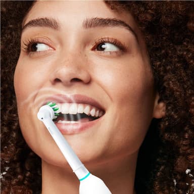 Oral-B Pro1 750 eltandborste 421504 (vit)