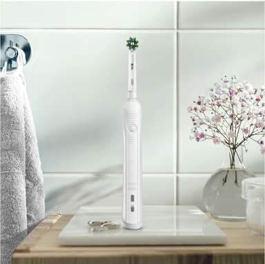 Oral-B Pro1 750 eltandborste 421504 (vit)