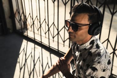 B&O Beoplay H4 trådlösa on-ear hörlurar (svart)