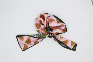 Scrunchie med scarfdetalj och vändbart mönster